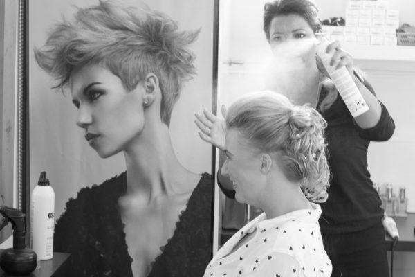 trouwfoto maken tijdens de make up van de bruid
