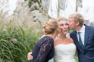 trouwfoto's maken van de familie en getuigen