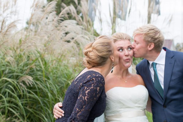 trouwfoto's maken van de familie en getuigen